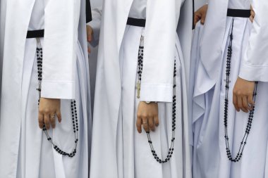 Dominikli kardeşler. Elleri ve tespihi yakın plan çek. Ho Chi Minh Şehri. Vietnam.