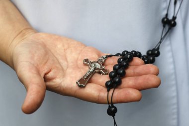 Tespihi ödeyen Dominikli rahibe. Elleri yakın çekim. Ho Chi Minh Şehri. Vietnam.