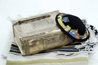 Kippah Yahudi şapkası, Tallit ve Tevrat kitabı. Üç Yahudi sembolü. 