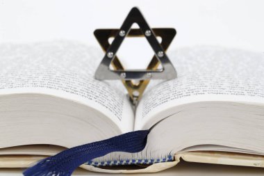 İbranice bir Tevrat ve Davut 'un yıldızının yakın çekimi. Yahudi sembolleri.