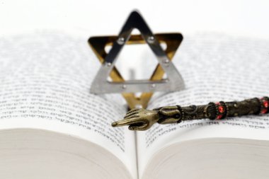 İbranice bir Tevrat 'ın, Davut' un bir yıldızının ve Yad 'ın yakın çekim detayları. Yahudi sembolleri.