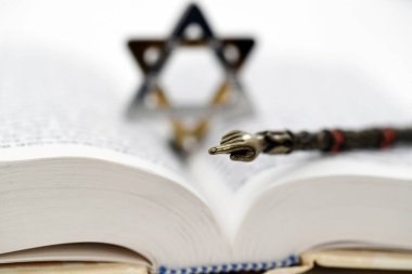 İbranice bir Tevrat 'ın, Davut' un bir yıldızının ve Yad 'ın yakın çekim detayları. Yahudi sembolleri.