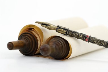 Geleneksel Tevrat tomarı ve yad. Yahudi sembolleri.