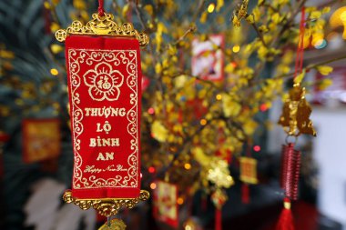 Çin Yeni Yılı. Vietnam Tet kutlaması için süslenmiş sarı ağaç. Fransa. 