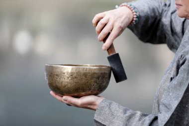 Tibet kâsesi ses terapisi, meditasyon ve yogada kullanılır. Atmosferde müzik terapisi için şarkı söyleyen bir kadın. İyileşme, meditasyon ve rahatlama için. Fransa. 