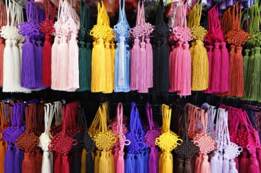 Çin Mahallesi 'nde şans düğümleri satıyorum. Singapur. 