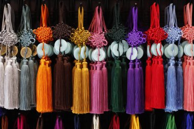 Çin Mahallesi 'nde şans düğümleri satıyorum. Singapur. 