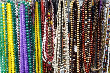 Budist tespihi (Mala) dükkanda satılıyor. Singapur. 