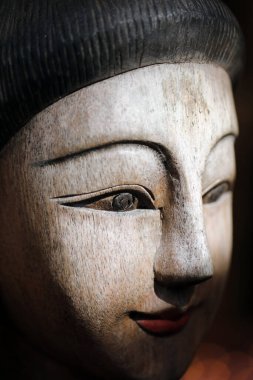 Dini sanat. Budist kutsallığının ahşap heykeli. Singapur. 