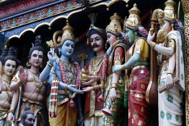 Sri Krishnan Hindu tapınağı. Gopuram 'daki Hindu tanrıları. Singapur. 