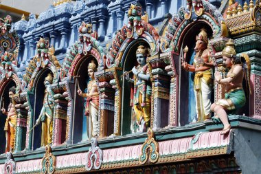 Sri Krishnan Hindu tapınağı. Gopuram 'daki Hindu tanrıları. Singapur. 