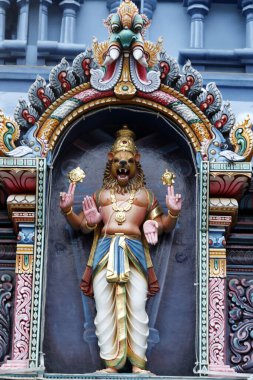 Sri Krishnan Hindu tapınağı. Hindu mitolojisi Narasimha Krishna 'nın avatarlarından biri olan insan aslan. Singapur. 