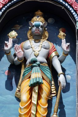 Sri Krishnan Hindu tapınağı. Varaha, Hindu tanrısı Vishnu 'nun 10 avatarının üçüncüsü. Varaha bir yaban domuzu kafası ve bir insan vücudu ile temsil edilir. Singapur. 