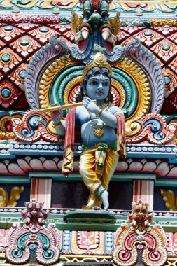 Sri Krishnan Hindu tapınağı. Hindu Tanrı Krishna müzik aleti flüt çalıyor. Singapur. 
