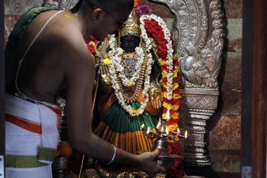 Sri Krishnan Hindu tapınağı. Hindu rahip (Brahmin) puja töreni yapıyor. Durga Hindu Güç ve Koruma Tanrıçası. Singapur. 