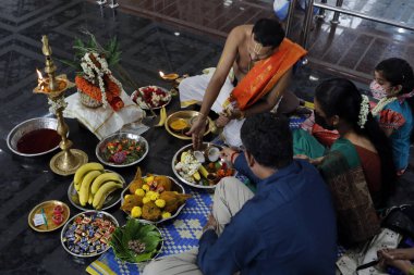 Sri Srinivasa Perumal Hindu tapınağı. Hindu rahip (Brahmin) puja töreni ve ayinler yapıyor. Singapur. 