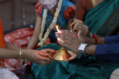 Sri Srinivasa Perumal Hindu tapınağı. Hindu rahip (Brahmin) puja töreni ve ayinler yapıyor. Singapur. 
