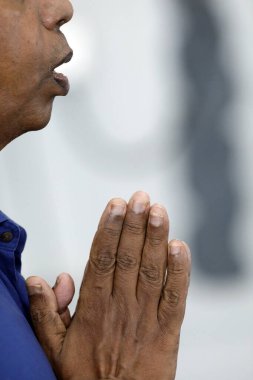 Sri Srinivasa Perumal Hindu tapınağı. Tapınakta dua eden bir adam. Ellerinizi kapatın. Singapur. 