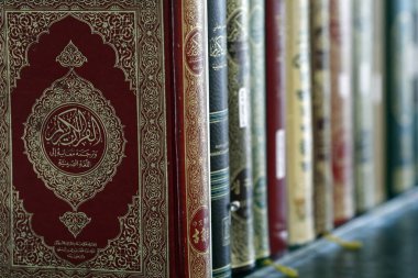 Sultan Camii mi, Mescid Sultan mı? Farklı dillere çevrilmiş bir Kuran seçimi. Singapur. 