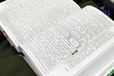 Geleneklerle dolu kutsal bir Kur 'an. Singapur. 