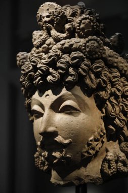Asya Sivil Müzesi. Bodhisattva 'nın başı. Grandhara; 4. yüzyıl. Terracotta. Singapur. 