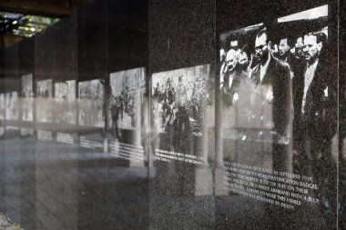 Yahudi Soykırımı Anıtı, Kenneth Treister tarafından Yahudi soykırımında kaybolan tüm Yahudilerin anısına tasarlandı..