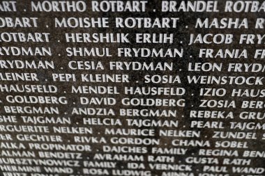 Yahudi Soykırımı Anıtı, Kenneth Treister tarafından Yahudi soykırımında kaybolan tüm Yahudilerin anısına tasarlandı. İsim duvarı. 