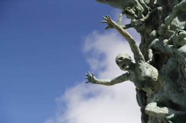 Yahudi Soykırımı Anıtı, Kenneth Treister tarafından Yahudi soykırımında kaybolan tüm Yahudilerin anısına tasarlandı..