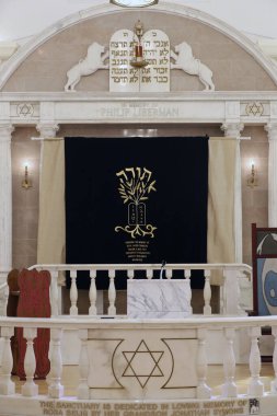 Florida Yahudi Müzesi. Tevrat parşömenleri Aron Kodesh 'te tutulur..