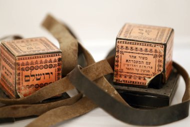 Florida Yahudi Müzesi. Yaşlı Tefillin 'e fillaktin de denir. İçinde Tevrat 'ın ayetlerinin yazılı olduğu parşömen tomarları bulunan, deri kaplı, küçük deri kutular..