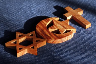 Hristiyanlık, İslam ve Musevilik: üç tek tanrılı din. Yahudi Yıldızı, Hristiyan Haçı ve Müslüman Hilal: Dinlerarası semboller. Dinlerarası diyalog kavramı.