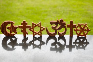 Katoliklik, İslam, Yahudilik, Ortodoksluk, Protestan, Budizm ve Hinduizm 'in dini sembolleri. Dinlerarası, dinler arası diyalog ve maneviyat kavramı