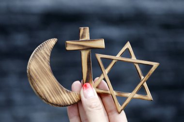 Hristiyanlık, İslam ve Musevilik: üç tek tanrılı din. Yahudi Yıldızı, Hristiyan Haçı ve Müslüman Hilal: Dinlerarası semboller. Dinlerarası diyalog kavramı.