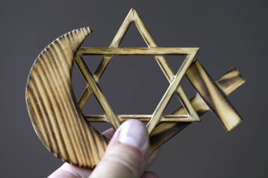 Hristiyanlık, İslam ve Musevilik: üç tek tanrılı din. Yahudi Yıldızı, Hristiyan Haçı ve Müslüman Hilal: Dinlerarası semboller. Dinlerarası diyalog kavramı.