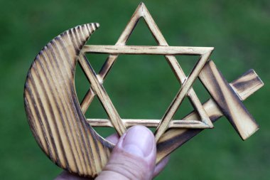 Hristiyanlık, İslam ve Musevilik: üç tek tanrılı din. Yahudi Yıldızı, Hristiyan Haçı ve Müslüman Hilal: Dinlerarası semboller. Dinlerarası diyalog kavramı.