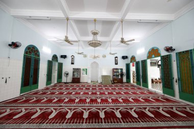 Saigon Merkez Camii (Mescidi Musulman) 1935 yılında inşa edilmiştir. Dua salonunda. Ho Chi Minh Şehri. Vietnam.