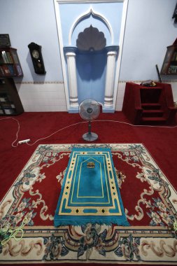 Cholon Jamail Camii. İslami ibadet halısı ve Mihrab. Ho Chi Minh Şehri. Vietnam.