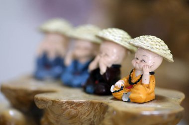 Thien Quang Co Tu Budist tapınağı. Keşiş heykelcikleri. Göremiyor, konuşamıyor ve duyamıyor. Tan Chau. Vietnam.