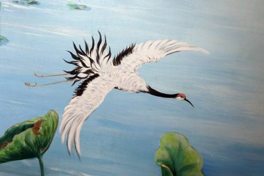 Thien Quang Co Tu Budist tapınağı. Duvar boyası kutsal siyah boyunlu turnayı temsil ediyor. Tan Chau. Vietnam.