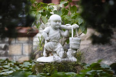 Phat Quang Budist tapınağı. Bahçedeki mermer Budist keşiş heykeli. Chau Doc. Vietnam.