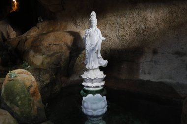 Bodhisattva Avalokitehvara. Guanyin (Quan Am) heykeli. Merhamet ve şefkat Tanrıçası. Phat Quang Budist tapınağı. Chau Doc. Vietnam.