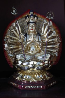 Phat Quang Budist tapınağı. Bin kollu Avalokitesvara, Merhametin Bodhisattva 'sı. Chau Doc. Vietnam.