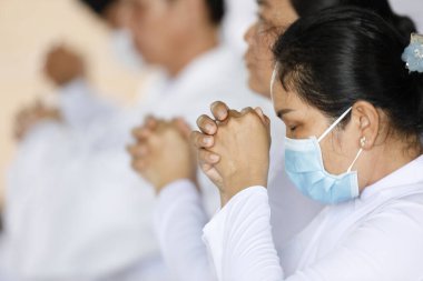 Cao Dai tapınağı. Caodaist servis. Dua eden kadınlar. Tan Chau. Vietnam.