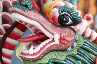 Cao Dai tapınağı. Süslü ejderha sütunu. Tan Chau. Vietnam.