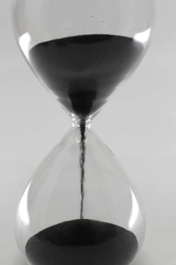 Zaman tükenirken kum saati.   