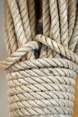 Doğal kabataslak ipler kapanır. Dağ yürüyüşleri için klasik ekipman. Saint-Gervais. Fransa. 