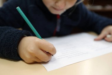 Eğitim. İlkokulda sınıf. Öğrenci yazısı. Saint-Gervais. Fransa. 