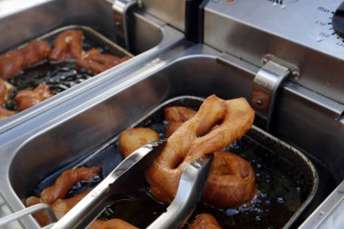 Kızarmış köfte. Savoy bölgesinde pişirilmiş bir tatlı. Saint-Gervais. Fransa. 