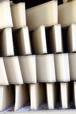 Geleneksel Fransız peyniri, Kont du Jura. Markette satılık dağ peyniri. Fransa. 