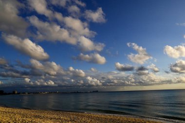 Kumsal, deniz ve mavi gökyüzü. Tropik plaj ve cennet doğası. Cayman Adaları. 